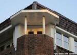 Balkon op de hoek, met karakteristieke zuiltjes
<br/>
Gert-Jan Lobbes, 2016